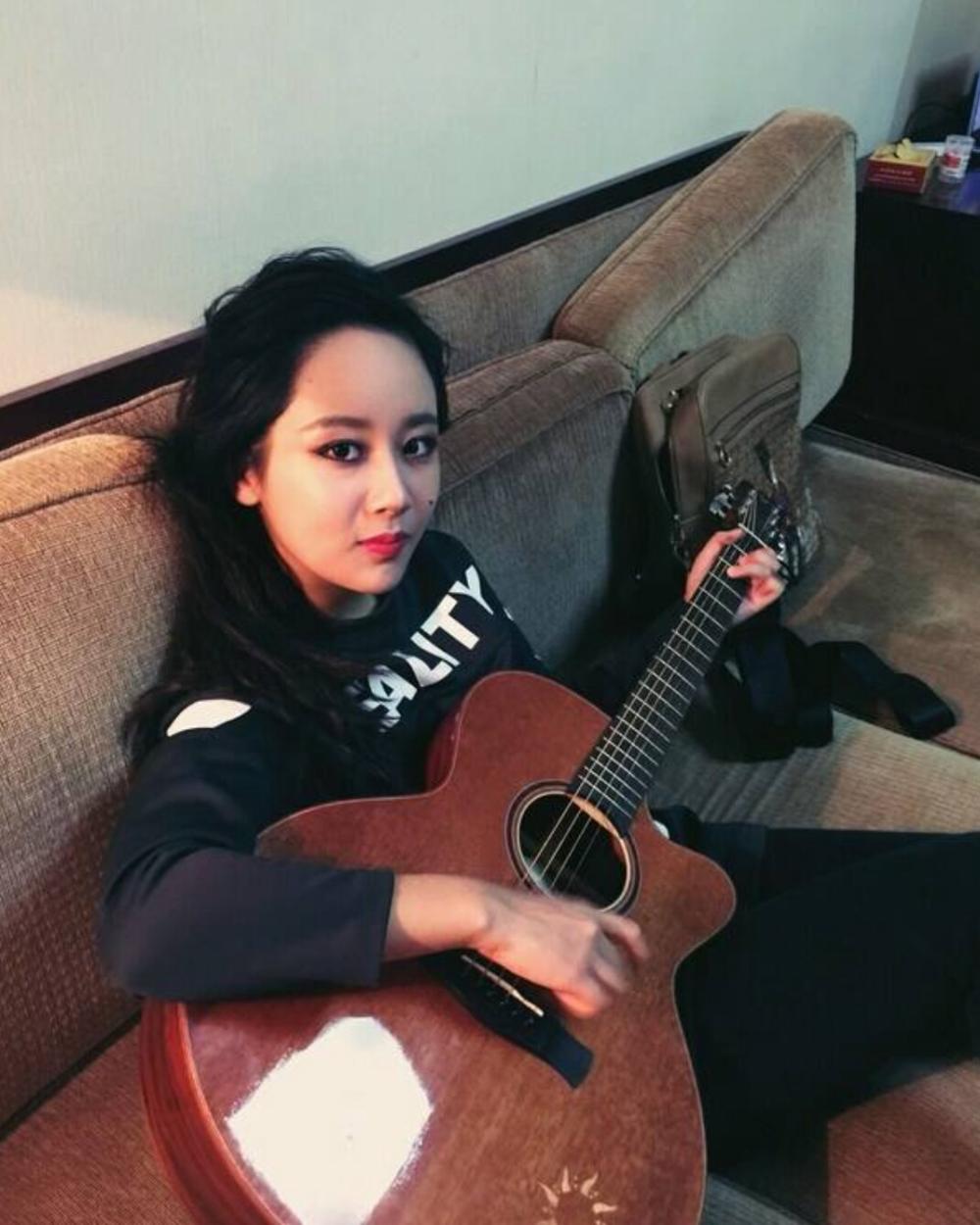 当女星弹起吉他, 迪丽热巴甜美可爱, 万茜却霸气