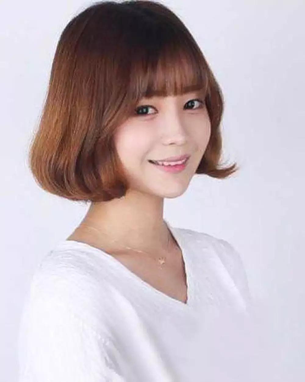 额头大、脸盘宽、发际线高的小姐姐这样做