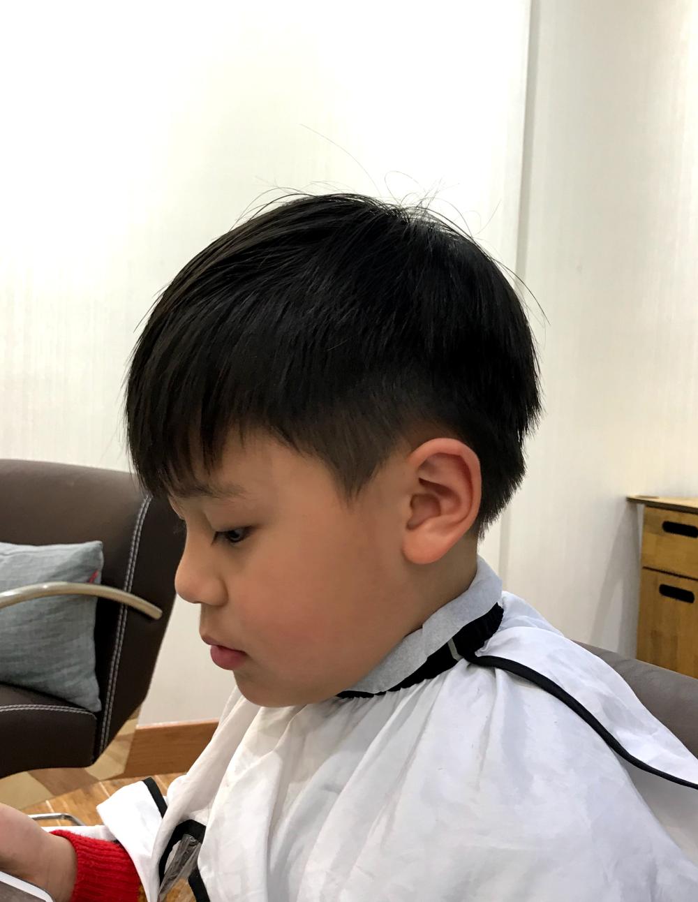 蔡国庆儿子剪了个锅盖头, 这呆萌的表情真是萌翻了
