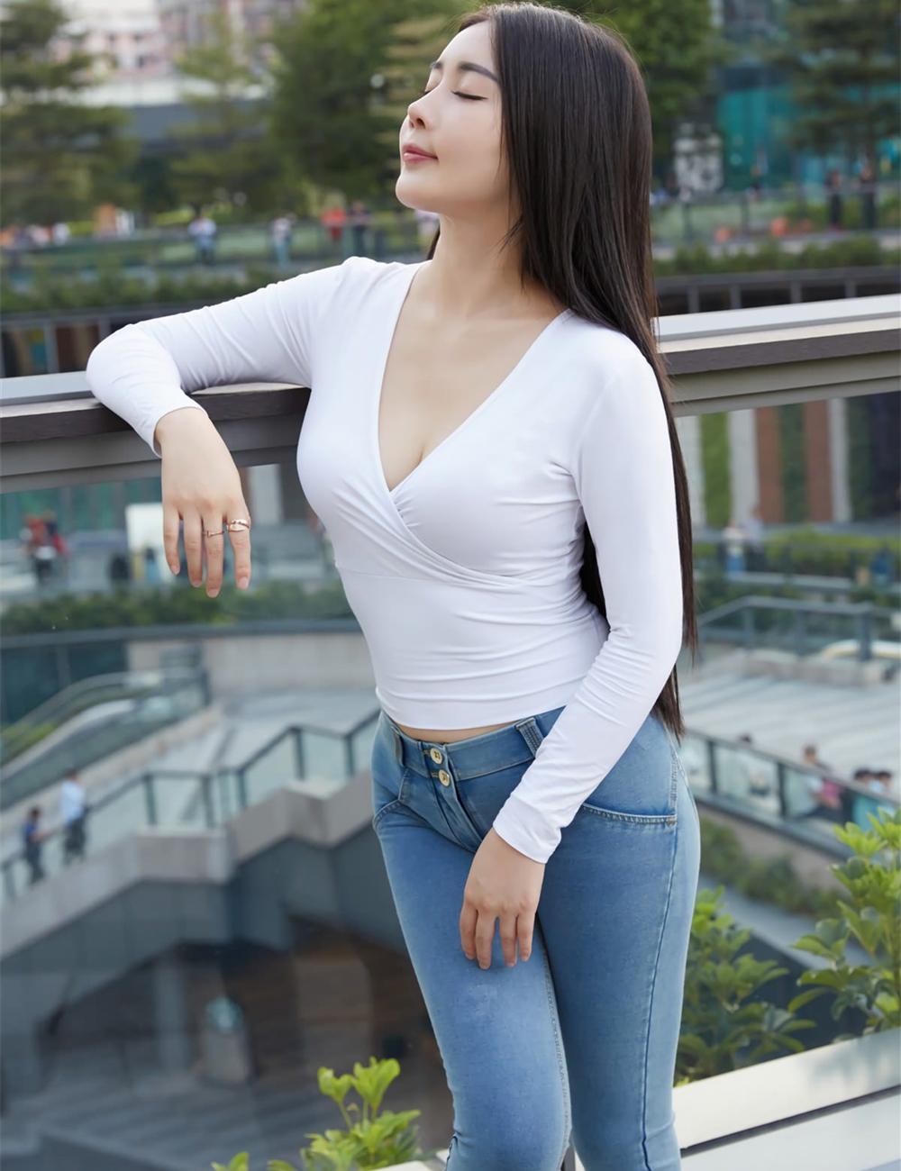 街拍: 紧身牛仔裤美女, 饱满曲线带着吸引力, 女人味幽然释放