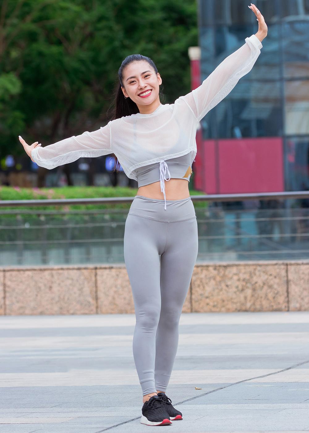 街拍女神: 超薄的紧身裤美女, 冲你微笑心动吗?