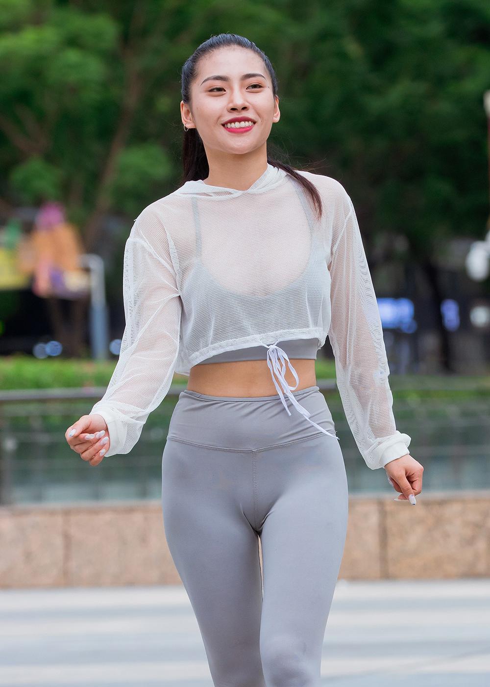街拍女神超薄的紧身裤美女冲你微笑心动吗