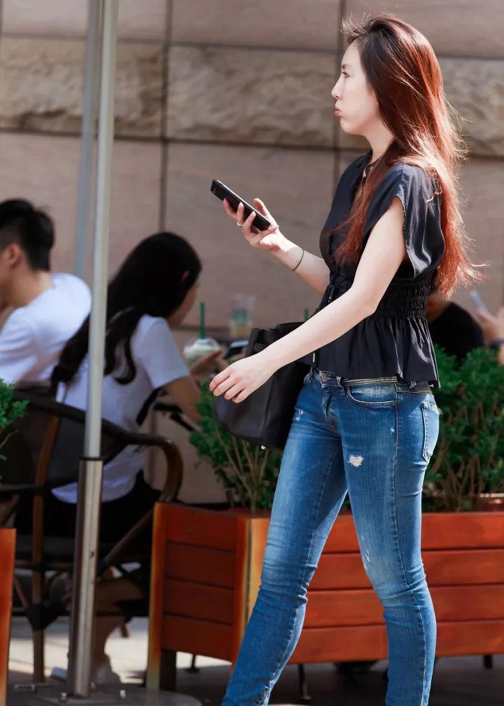 美女街拍: 紧身牛仔裤难掩翘臀好身材 网友: 户型真不