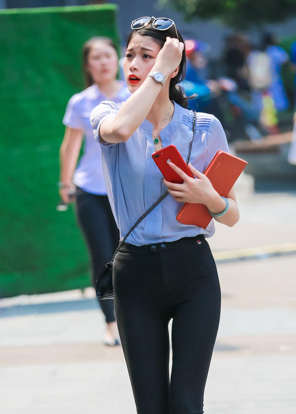 街拍女神: 丰盈紧身裤美女, 翘臀圆润有余, 滑净