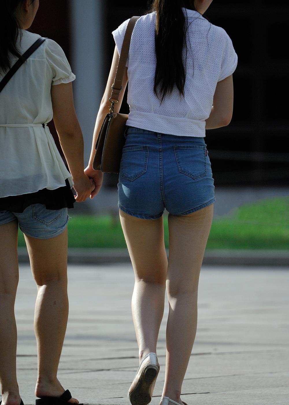 街拍女神: 超薄的短裤美女, 坐太久大腿都有印子!