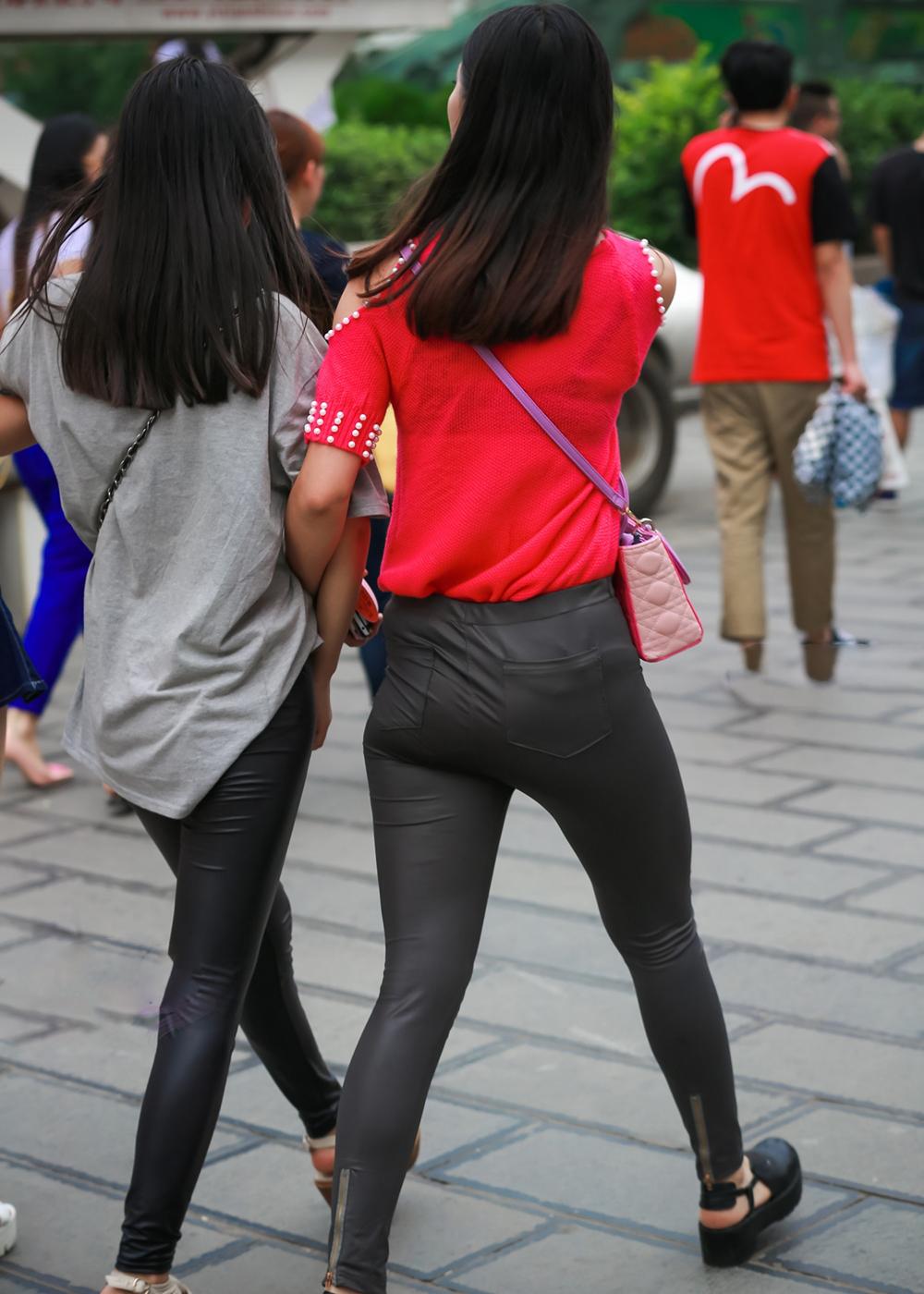 街拍女神: 丰腴紧身皮裤美女, 大腚薄裤显痕!