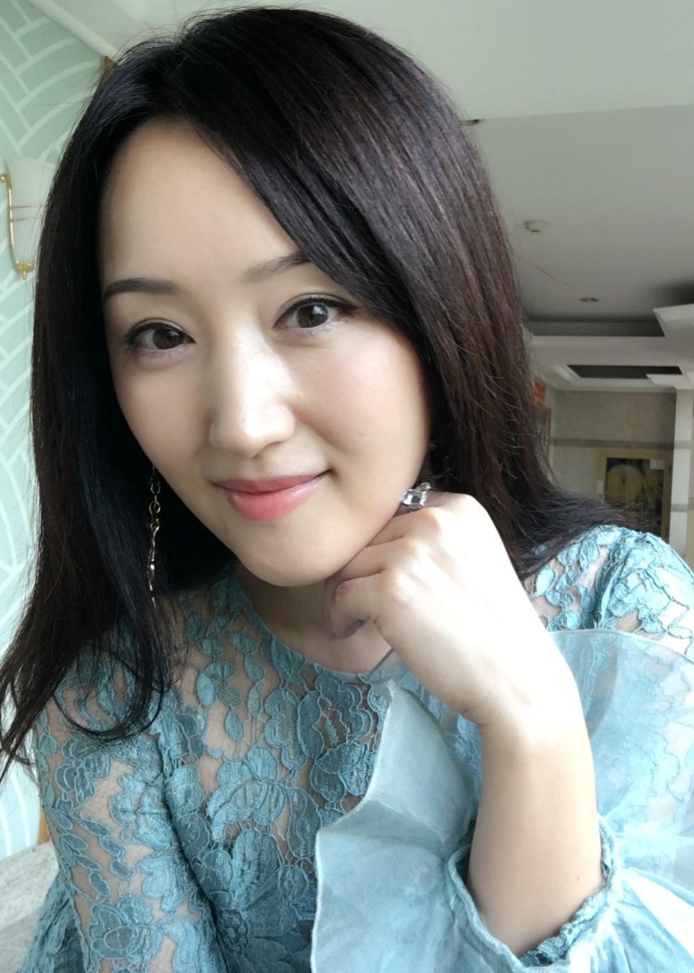 47岁杨钰莹近照戴黑框眼镜似学生妹容颜不老全因这个