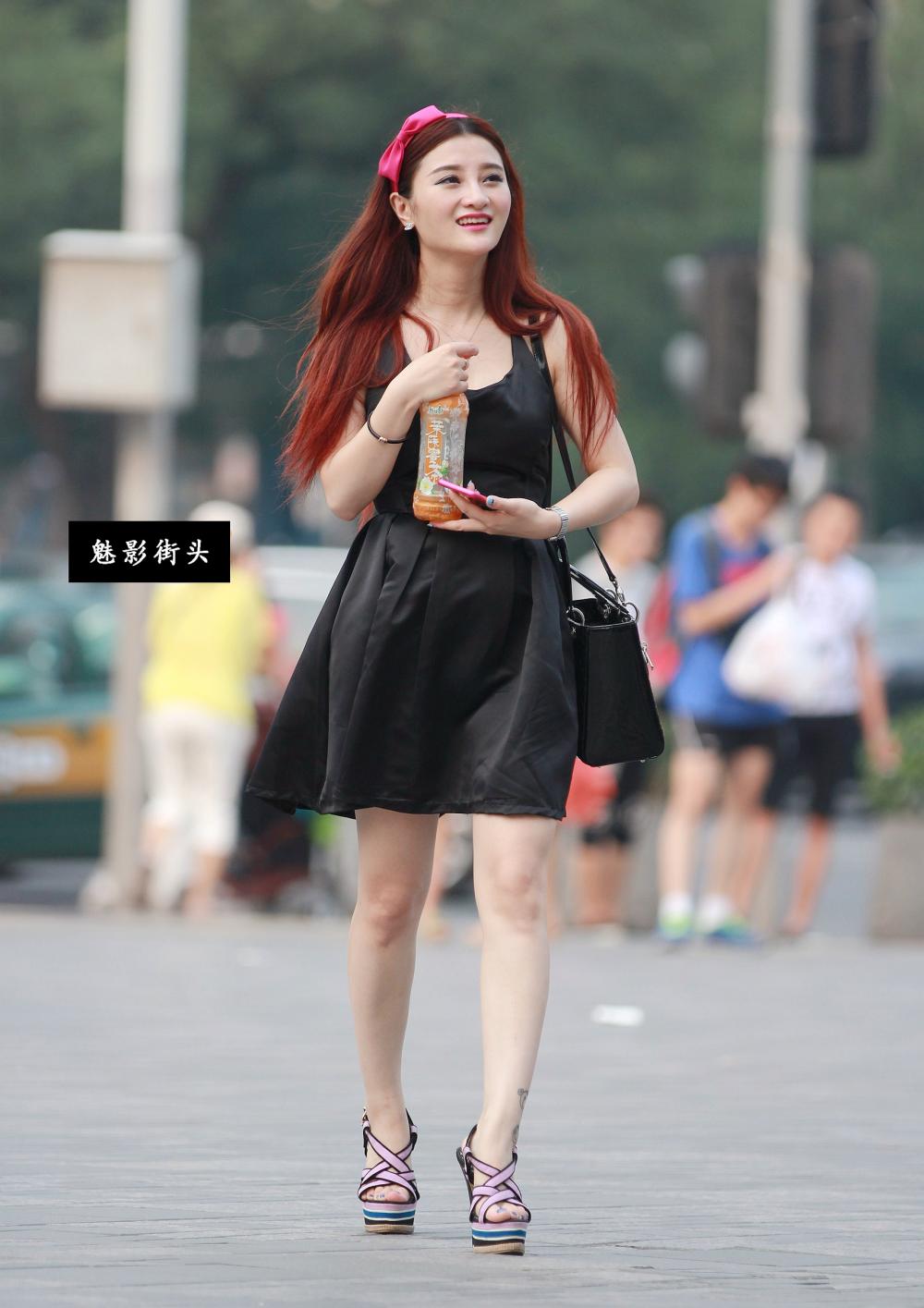 穿黑色连衣裙,坡跟凉鞋的美女笑容甜美, 优雅迷人