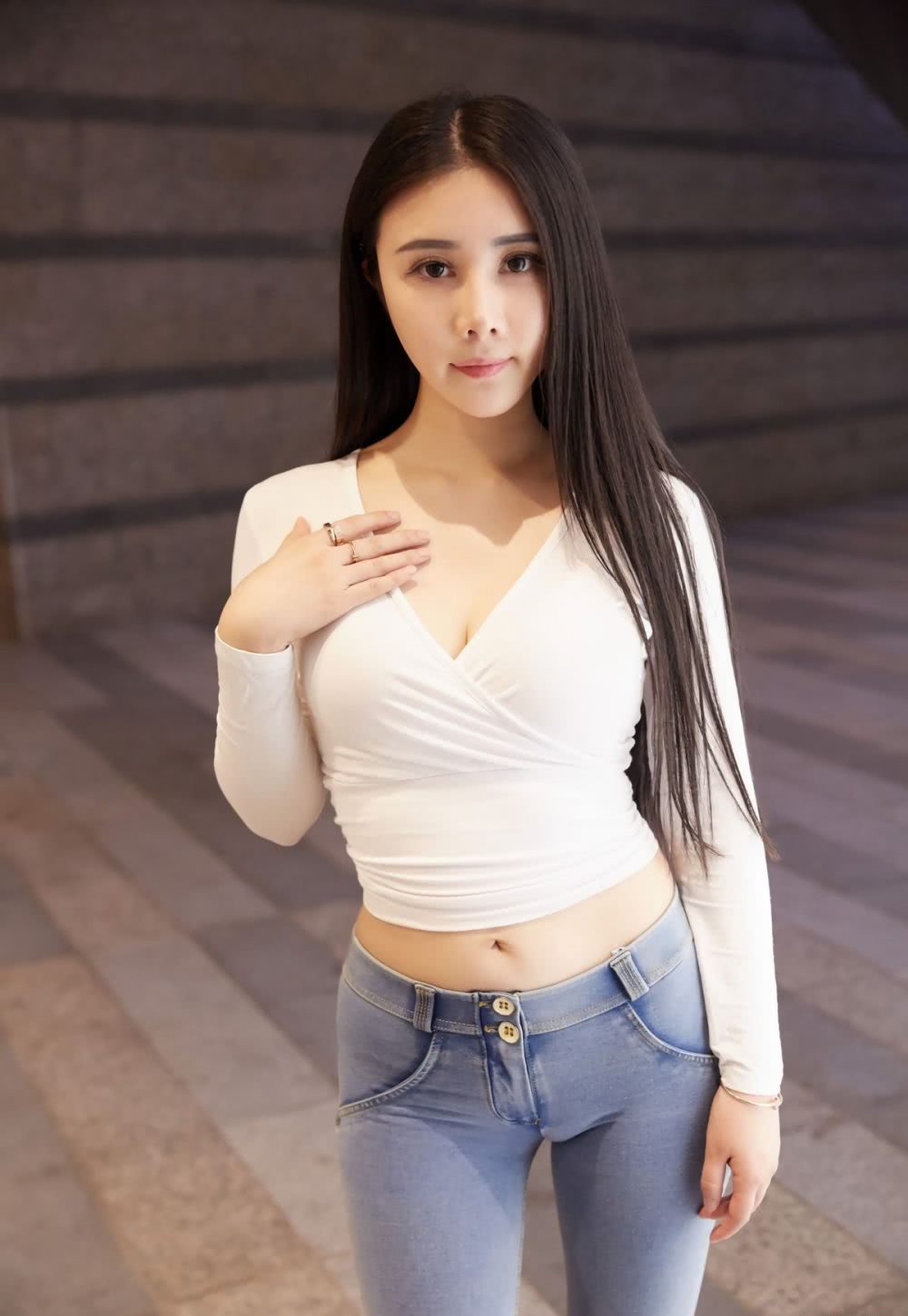 紧身丰满美臀动漫美女牛子裤有"沟"够紧美女被啪视频性感图片