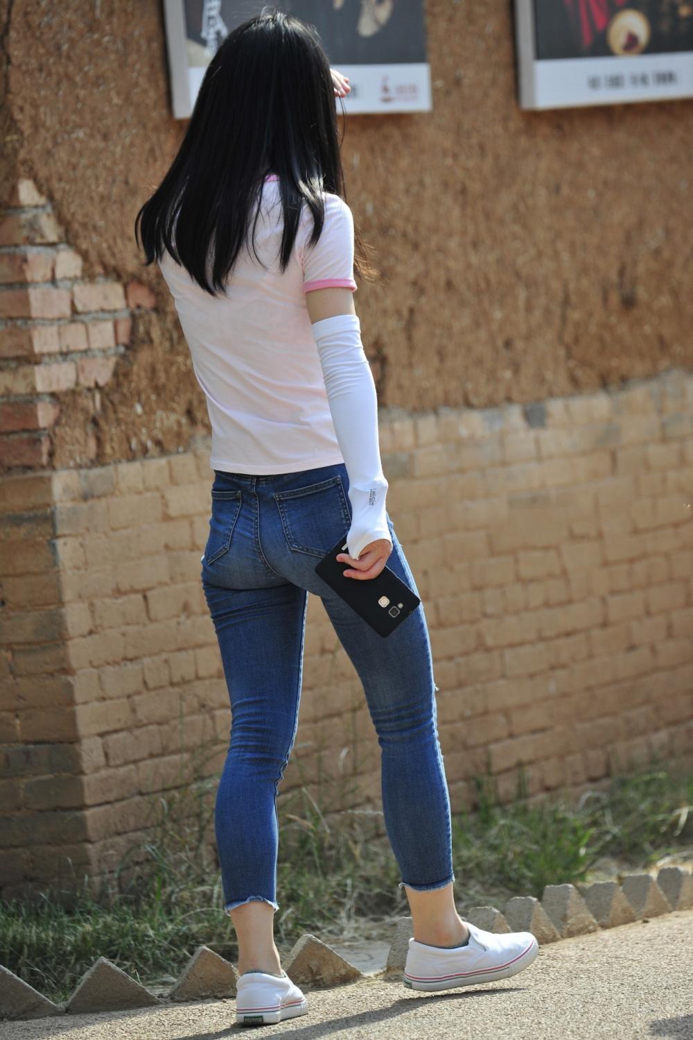 街拍, 白色T恤配紧身牛仔裤, 清纯美少女就适合