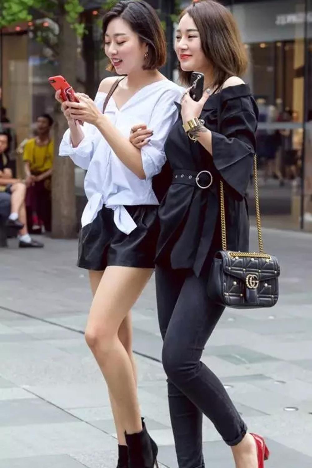 街拍女神圆臀丰腴短裤和紧身裤美女哪个谁撩到你了