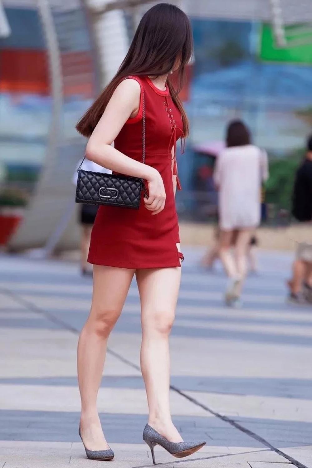 街拍女神: 红火短裙美女, 身材好就算了, 还这么白!
