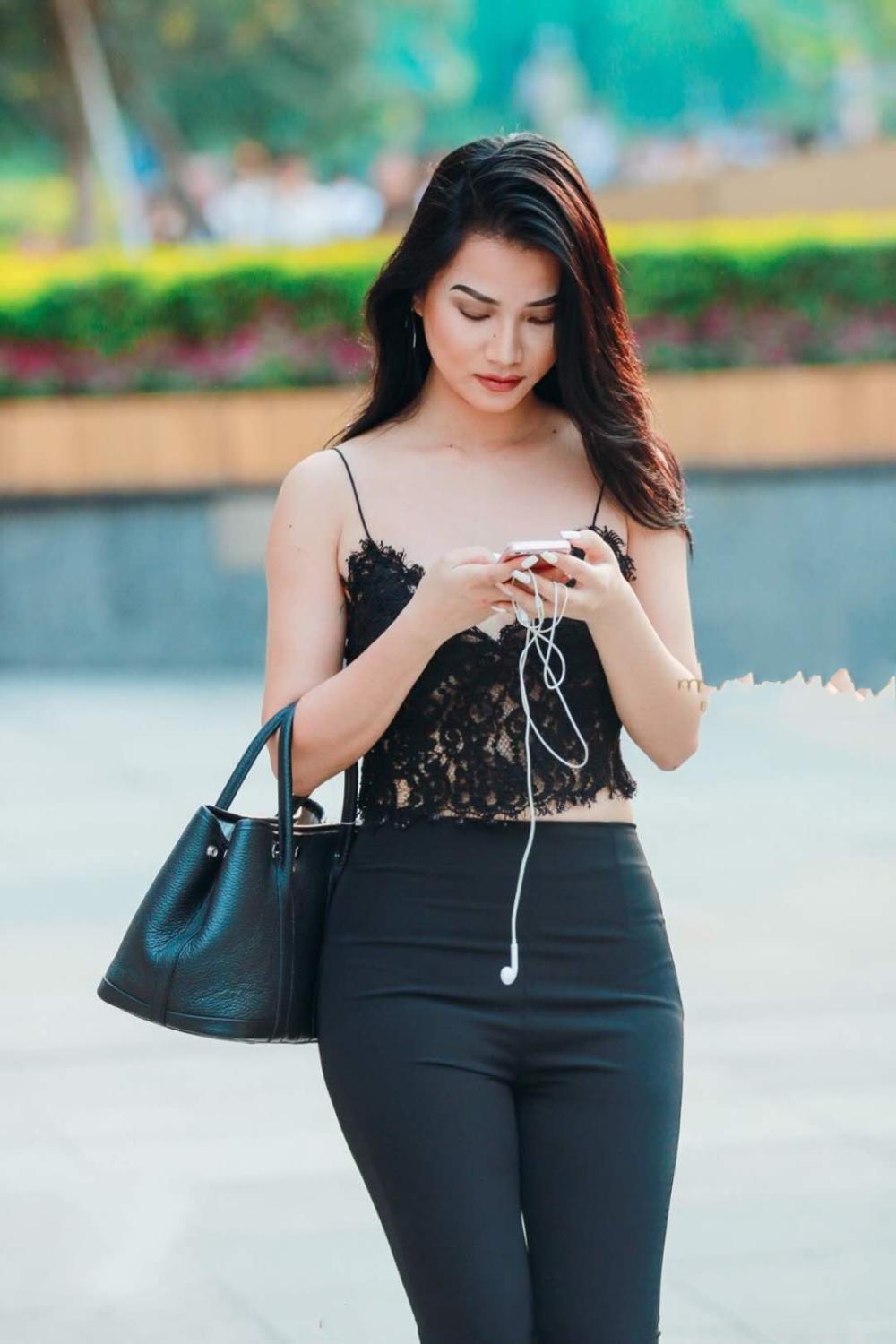 透明吊带御姐, 皮肤白皙, 饱满的臀部太迷人, 被长相惊艳到了