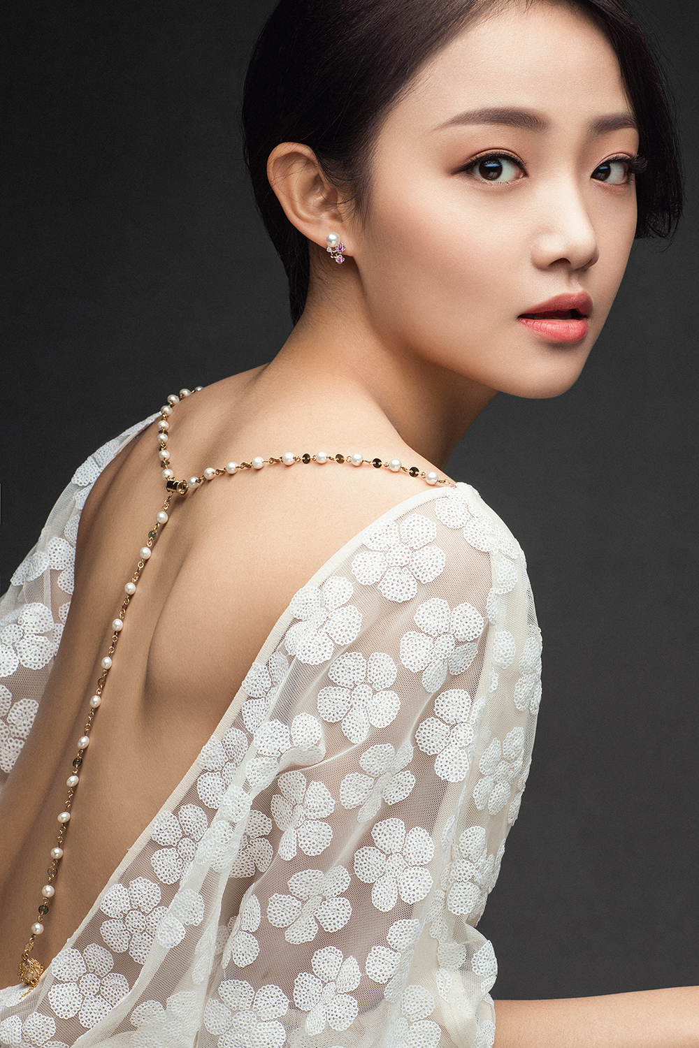 吴佳怡最新大片曝光 白裙红唇娇艳性感 _张家口在线