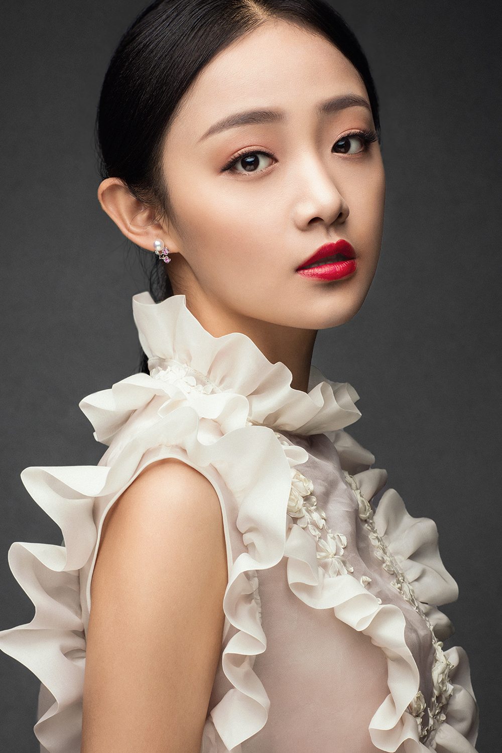 吴佳怡最新大片曝光 白裙红唇娇艳性感 _张家口在线