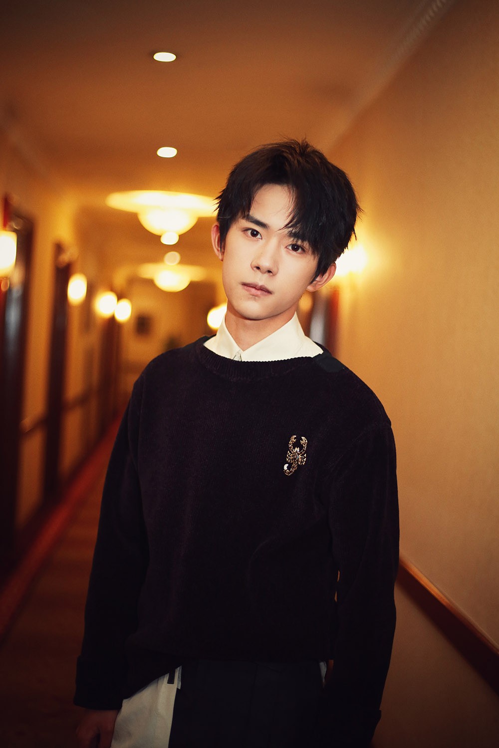 获年度正能量偶像 易烊千玺沉稳亮相微博之夜