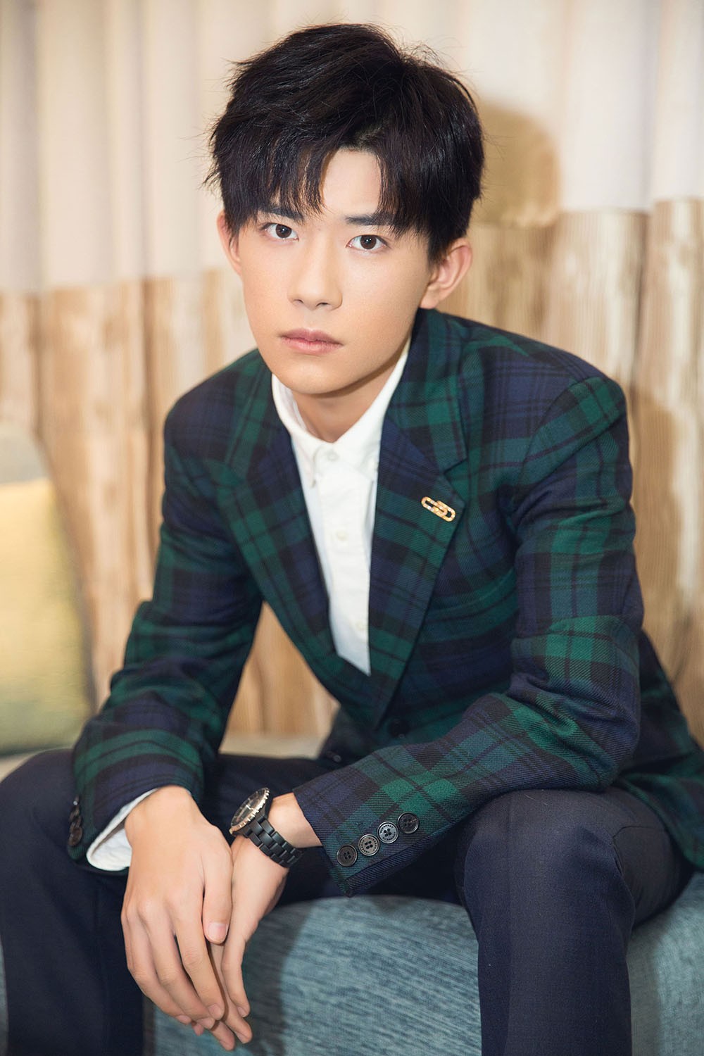 获 年度正能量偶像 易烊千玺沉稳亮相微博之夜