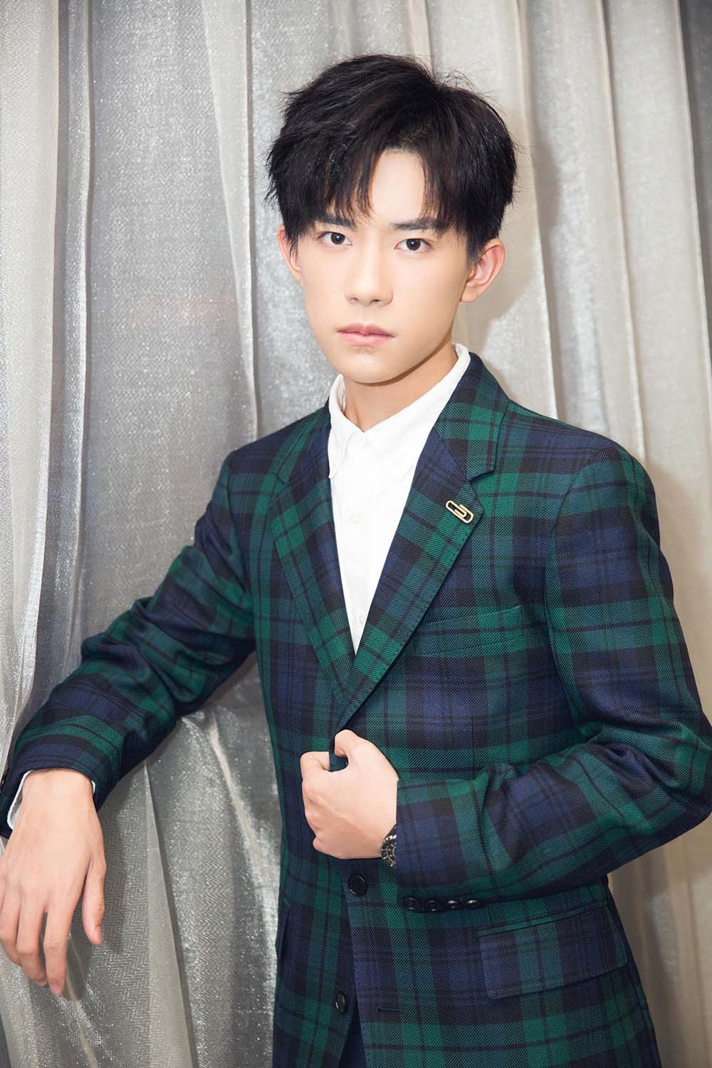 获年度正能量偶像 易烊千玺沉稳亮相微博之夜