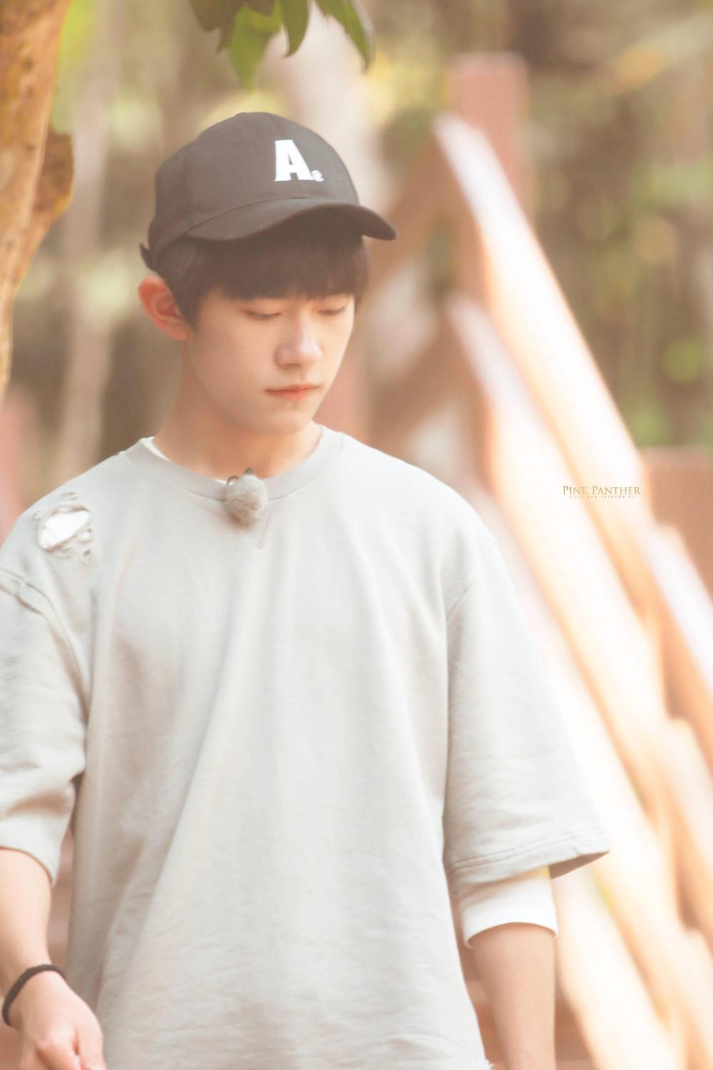 易烊千玺名字被写错暂停录制, 网友: 这是尊重的