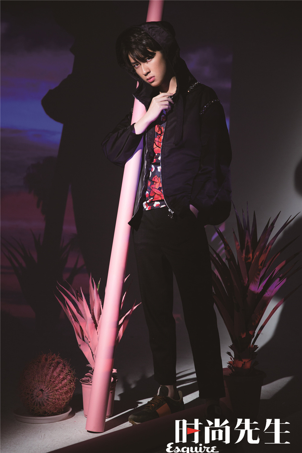 张逸杰杂志大片玩转后现代感 明暗色彩碰撞打