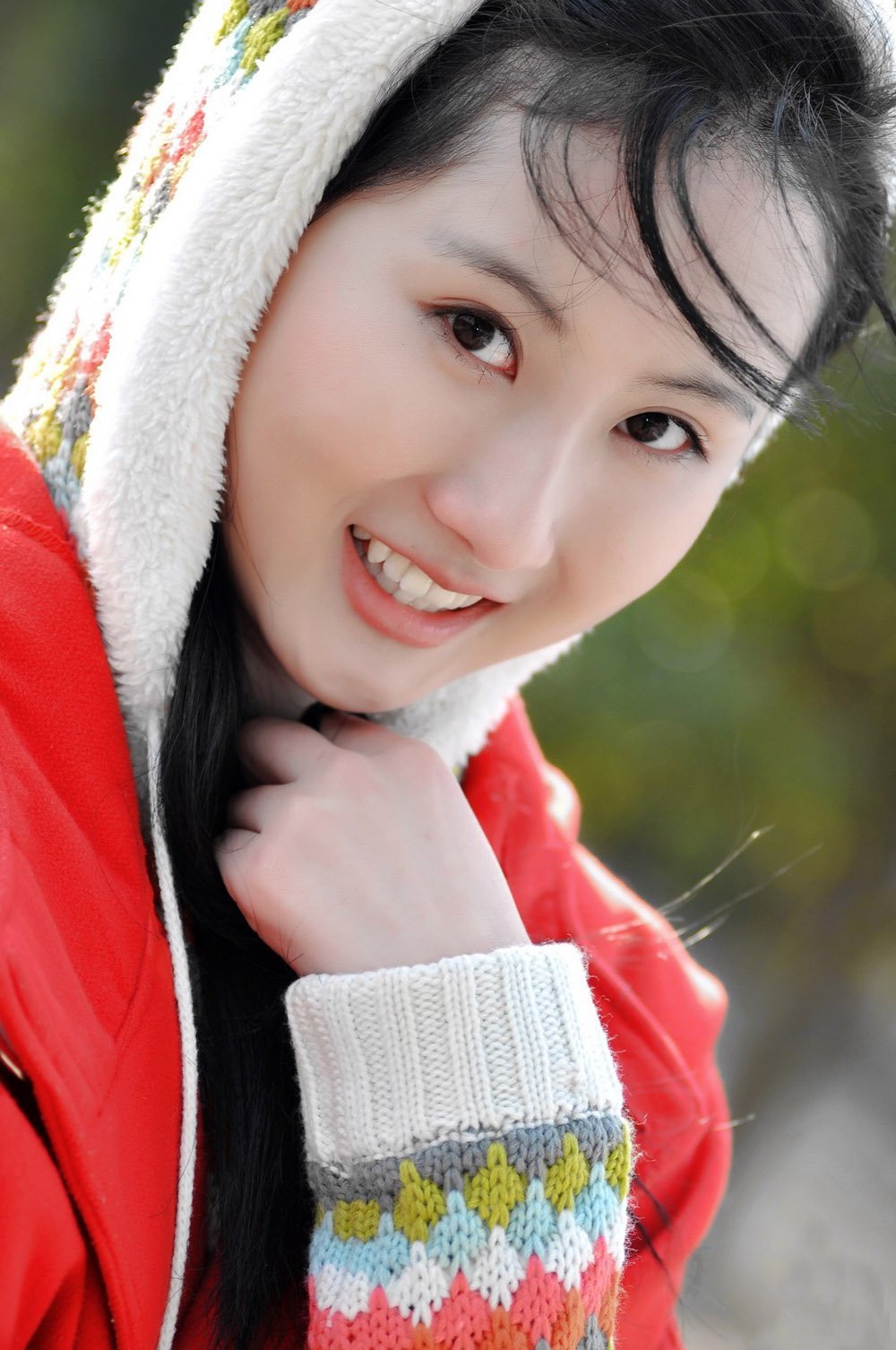 冬日下一个笑容甜美可爱,青涩而美丽的红衣姑娘