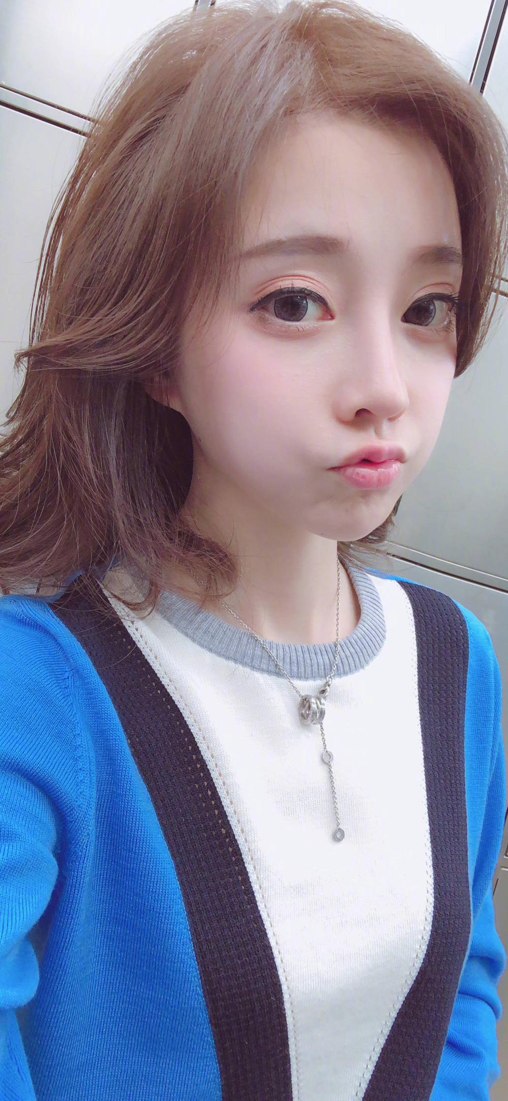 斗鱼冯提莫新年换蜜蜂茶发色,网友:性感可爱又