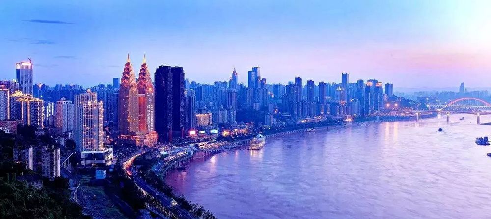 长滨路算是重庆南岸区很有名的一处景点了,约会散步的一个好去处,伴着