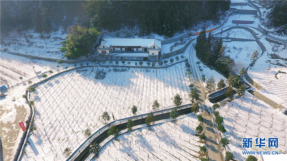 航拍湖北精准脱贫示范基地店子坪村