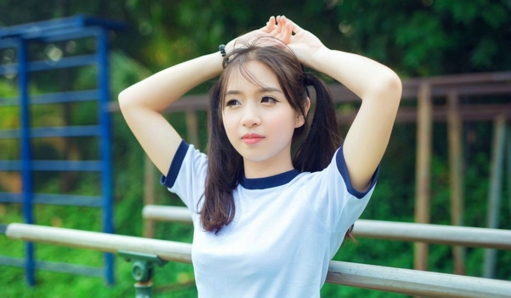 清纯运动美女学生妹高扎起马尾阳光活力操场写真