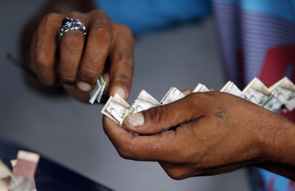 钱不如纸的国家:赚的到却用不掉,1000张钱编手