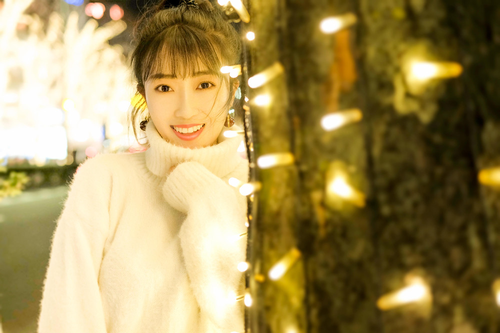 蕊希晒圣诞暖心写真 朦胧光影宛如精灵