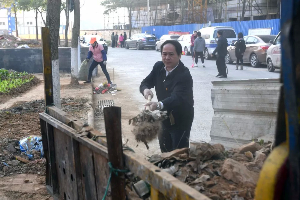 全桂寿带头参加大扫除活动:让群众切身感受到