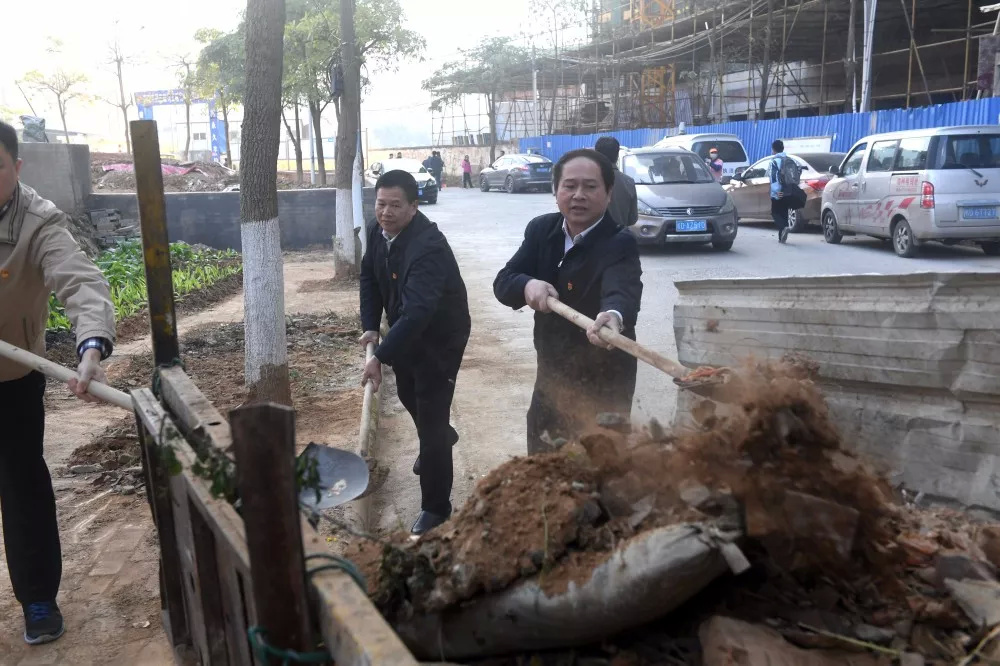 全桂寿带头参加大扫除活动:让群众切身感受到