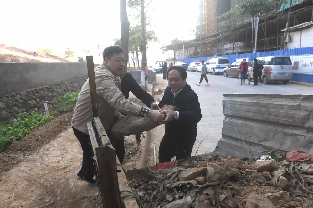 全桂寿带头参加大扫除活动:让群众切身感受到