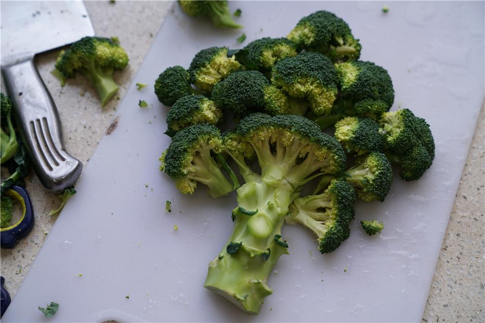 再将西兰花切好摆好自己想要的造型 然后下锅焯煮至熟.