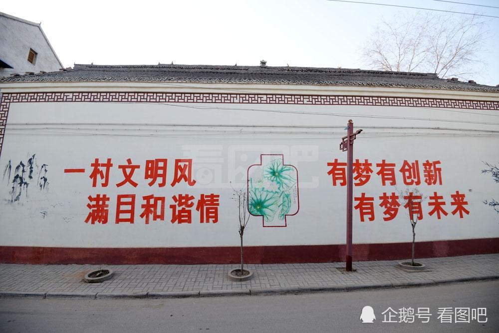 手绘墙画和宣传标语,扮靓着我们的家乡.