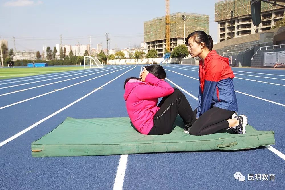 仰卧起坐练得好,既能得高分又可瘦肚子
