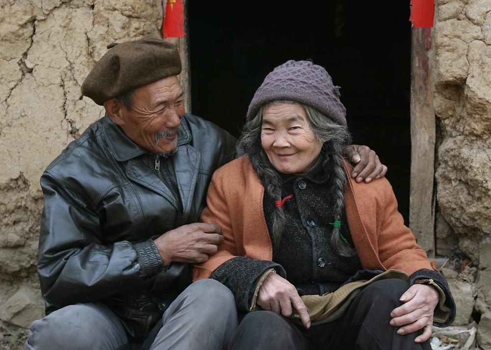 八旬大娘16岁嫁入山村,老夫妻半隐居70载,一日三餐有酒有肉足矣