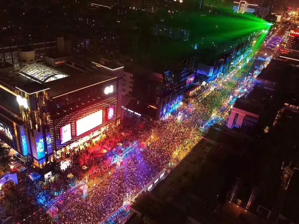 福州上演百万人潮大片, 40米车道成为露天迪吧