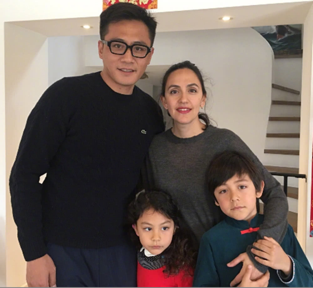 刘烨携妻子回娘家过年,拜年后诺一兄妹的动作神同步,笑哭众人