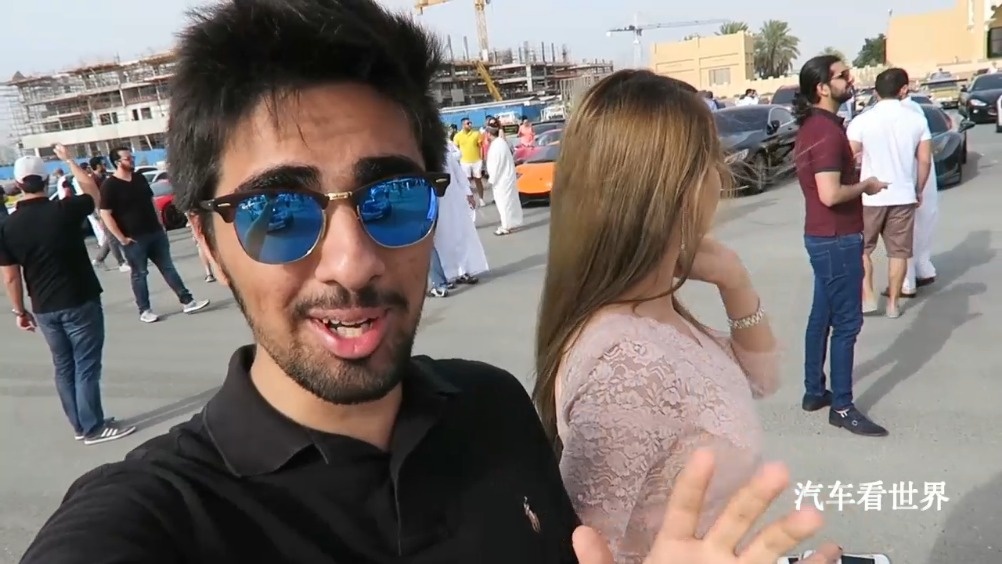 帅哥带美女游逛跑车的现场，为何男的不是我？  ​