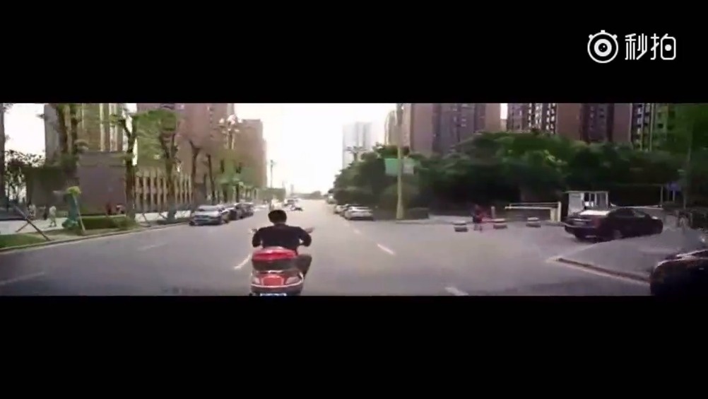 电动车龟速挡在轿车面前达3分钟，按喇叭提醒后却让人崩溃，记录仪拍下电动车...