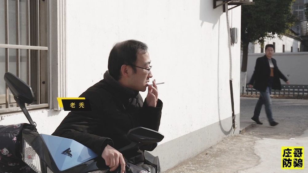 新年路上撒钱骗局，专挑骑电动车的人骗！  ​