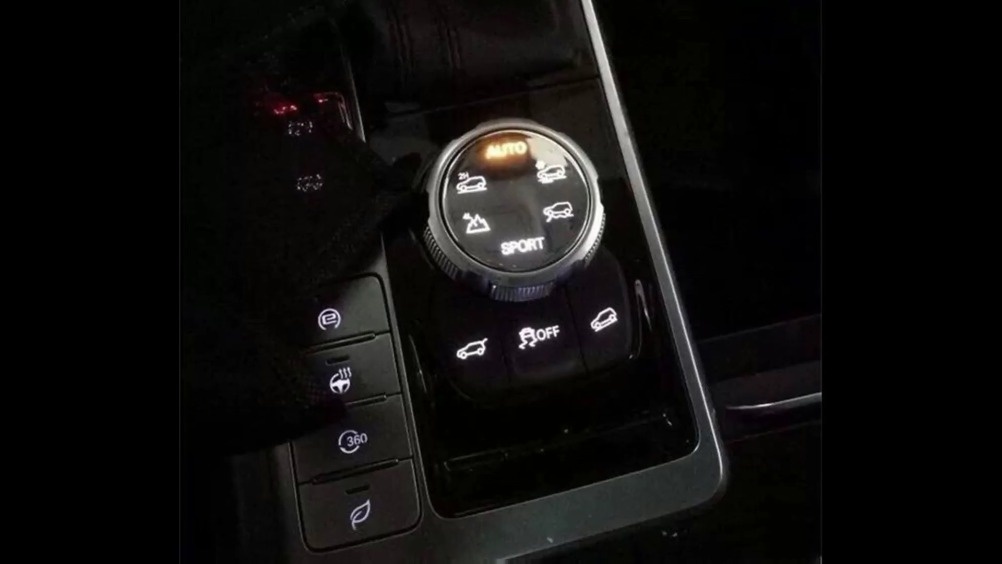 采用竖屏设计 荣威全尺寸SUV内饰首曝  ​