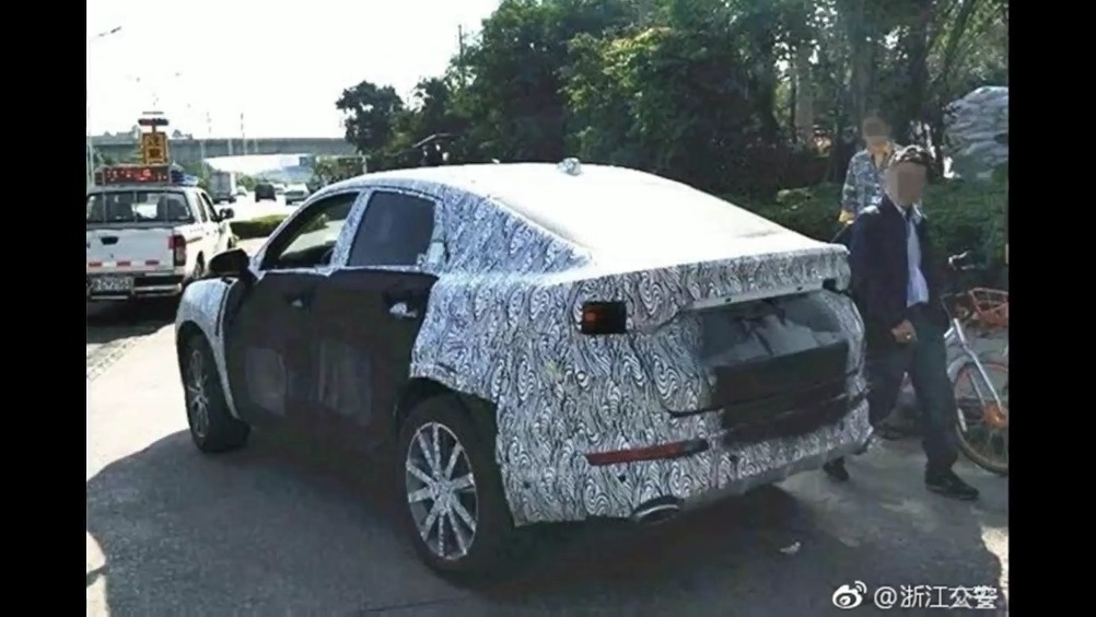 路试被交警查到 吉利轿跑SUV曝光  ​