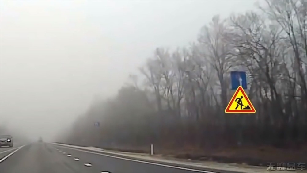 二货SUV司机，无视路牌的三次警告，监控拍下作死瞬间  ​