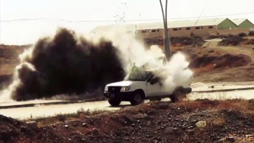 SUV遭遇路边炸弹，只剩下一陀铁，监控放大10倍才看清死亡的瞬间  ​