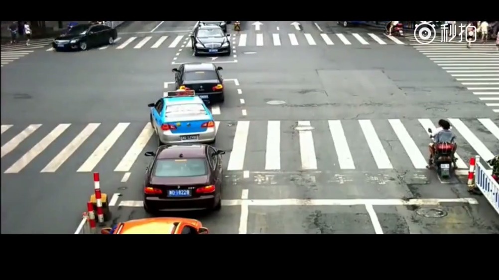 电动车等不及红灯选择闯出去，监控拍下她生命中最后5秒  ​