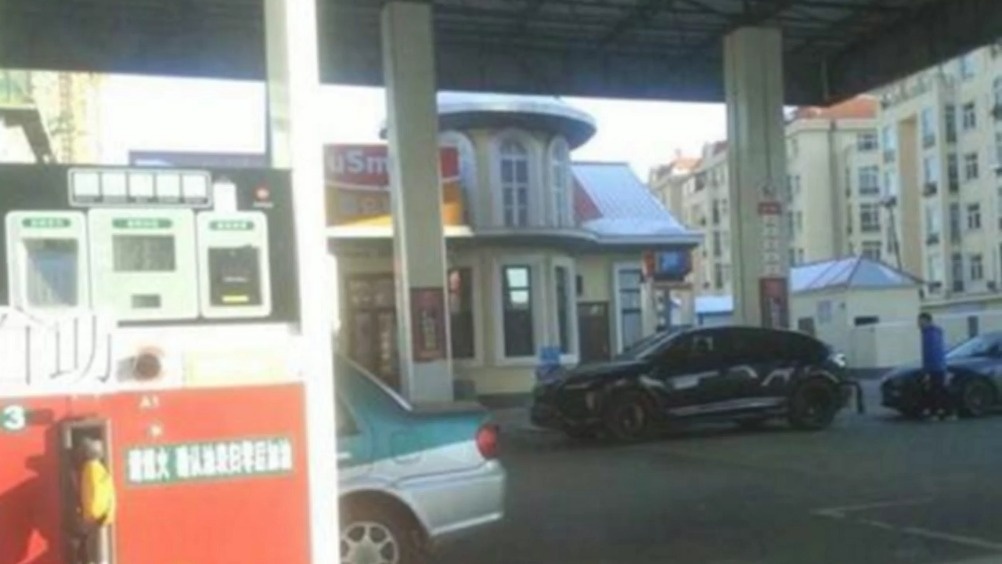 已经上路  兰博基尼SUV山东潍坊加油站被拍到  ​