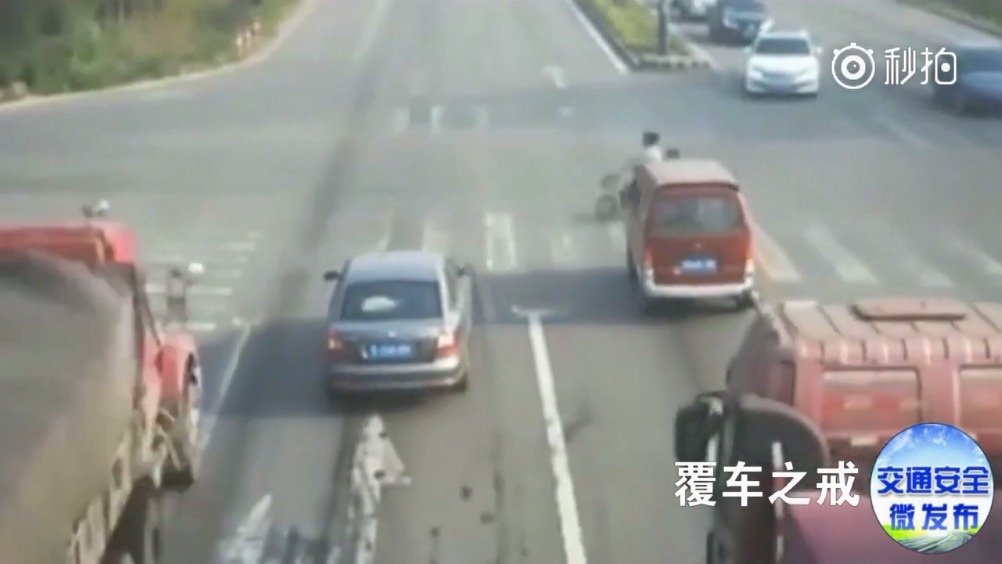 一路平安 【电动车抢1秒 大货车躲避侧翻 全部碾压】 宁等3分钟，不抢一...